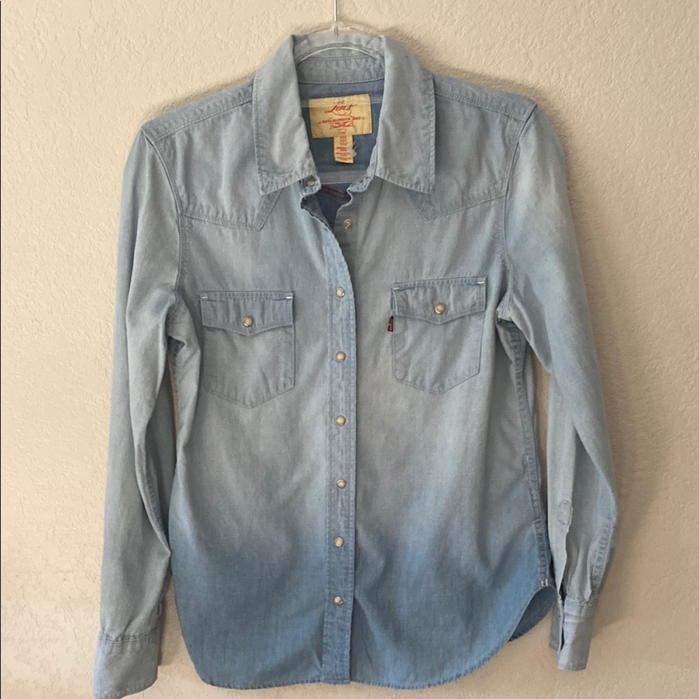 Levi's Sky Blue Button-Up Shirt women’s size M